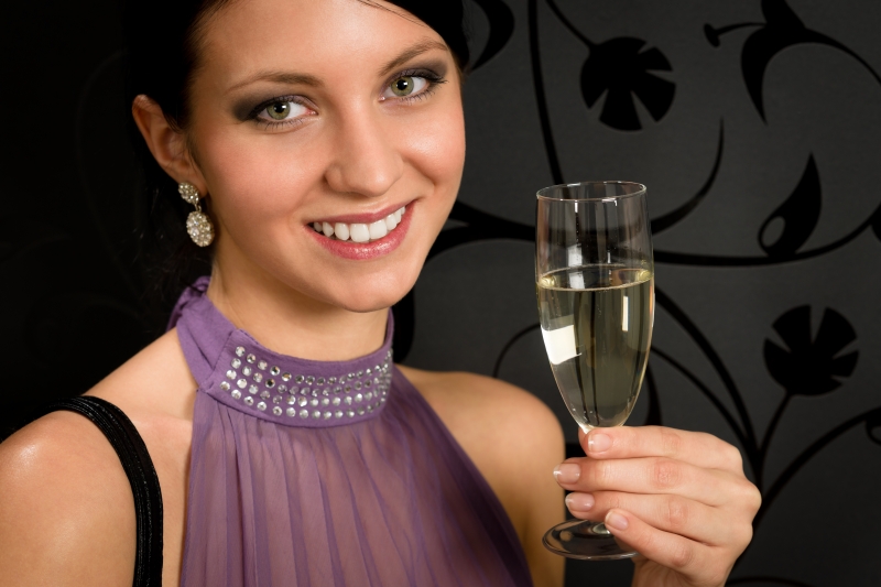 finklädd kvinna med champagneglas
